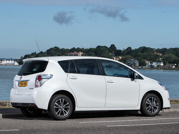 Обои картинки фото автомобили, toyota, светлый, 2013г, uk-spec, verso