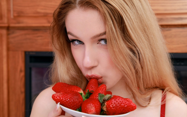 Обои картинки фото erica b, девушки, -unsort , лица,  портреты, глаза, блондинка, взгляд, губы, клубника