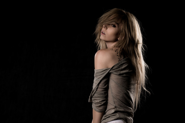 Обои картинки фото девушки, -unsort , брюнетки,  шатенки, лицо, взгляд, прическа