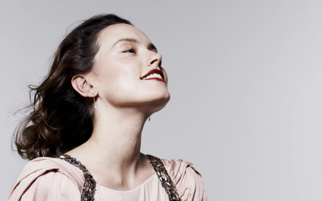 Обои картинки фото девушки, daisy ridley, лицо, daisy, ridley, улыбка, брюнетка