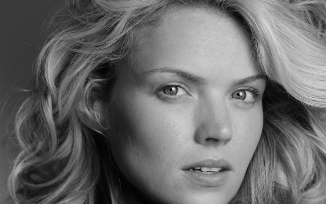 Обои картинки фото девушки, erin richards, черно-белая, блондинка, лицо, erin, richards
