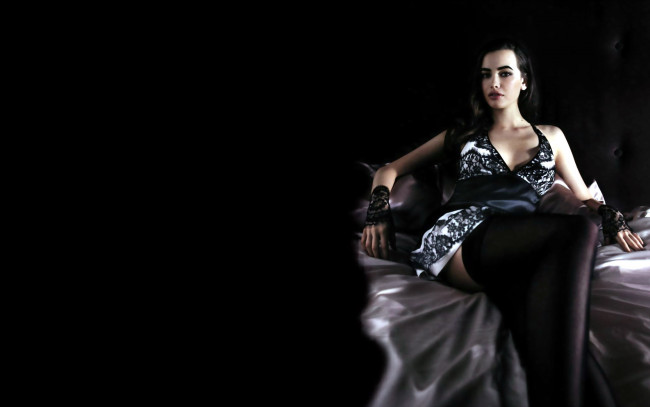 Обои картинки фото девушки, sarah stephens, чулки, модель, брюнетка, платье, перчатки