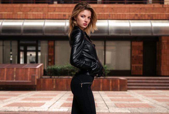 Обои картинки фото девушки, -unsort , блондинки,  светловолосые, кожаные, куртки, блондинка, голубые, глаза, одежда, вид, сбоку, fabien, mir, взгляд, на, зрителя