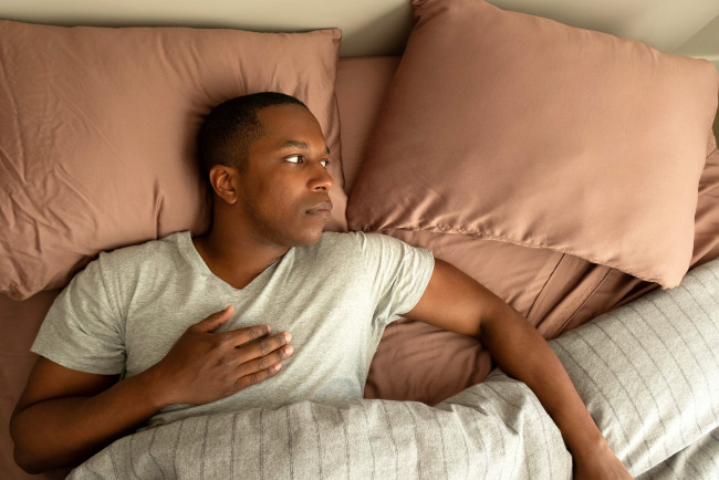 Обои картинки фото кино фильмы, needle in a timestack, мужчина, постель