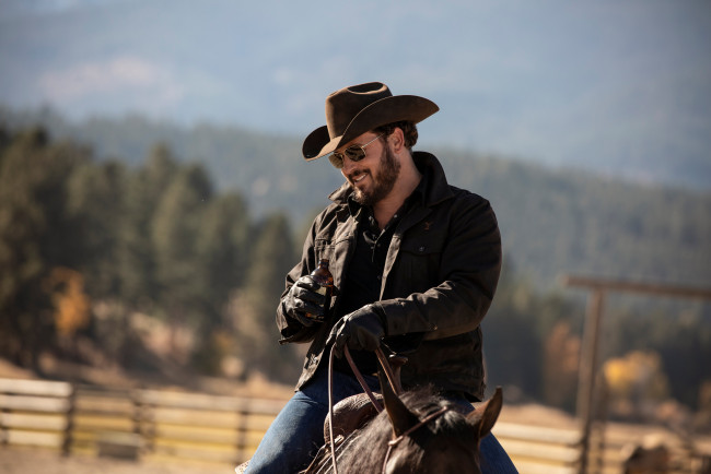 Обои картинки фото кино фильмы, yellowstone , сериал, ковбой, лошадь