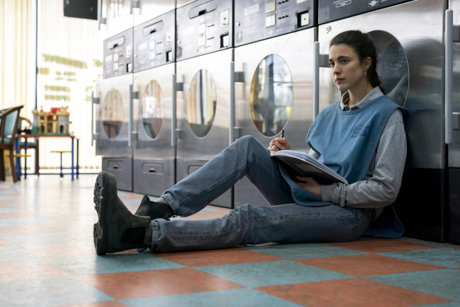 Обои картинки фото maid , сериал 2021, кино фильмы, -unknown , другое, maid, netflix, margaret, qualley, кадры, кино, уборщица, история, матери, одиночки, драма, комедия, alex