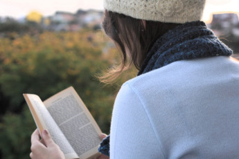 Картинка девушки -+брюнетки +шатенки шатенка шапка шарф жакет книга