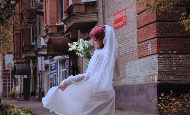 Обои картинки фото девушки, tenletters, образ, косплей, наряд, невеста, фата, платье, лилии, цветы, дом