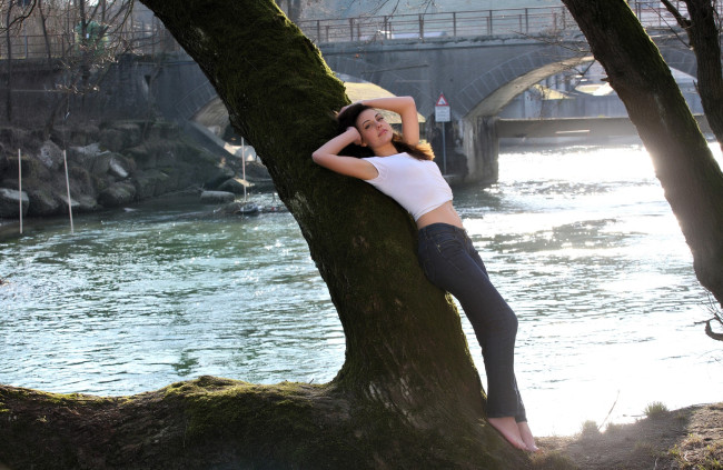 Обои картинки фото девушки, lorena garcia , lorena morena, брюнетка, футболка, джинсы, дерево, река, мост, город