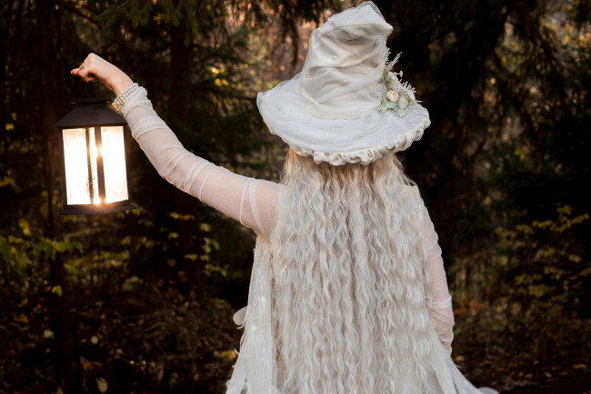 Обои картинки фото девушки, - креатив,  косплей, образ, костюм, косплей, наряд, шляпа, платье, фонарь, лес