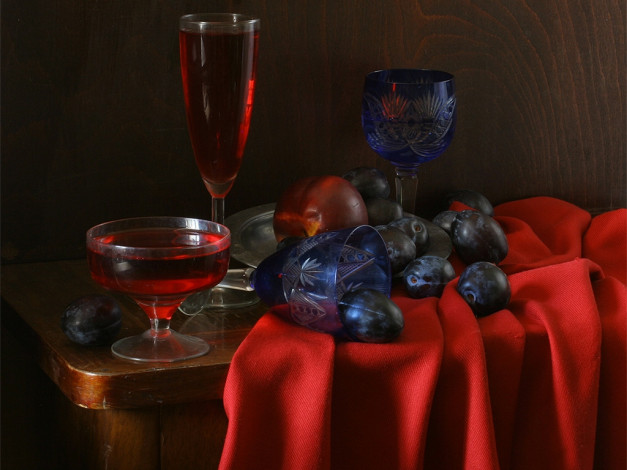 Обои картинки фото ира, быкова, сливы, на, красном, еда, натюрморт