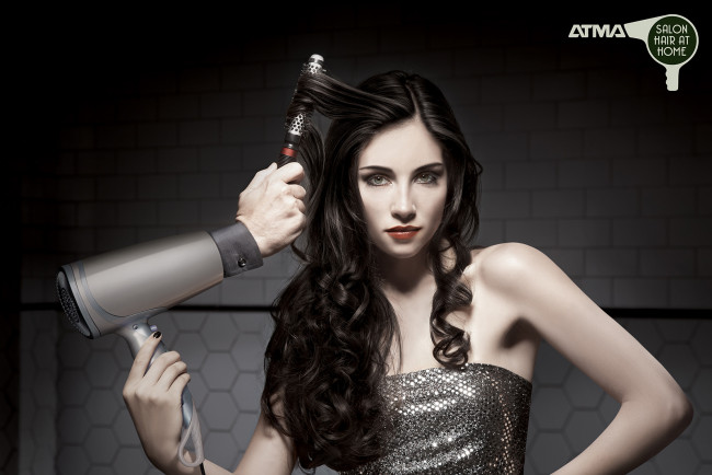 Обои картинки фото бренды, другое, расческа, девушка, брюнетка, фен, рука