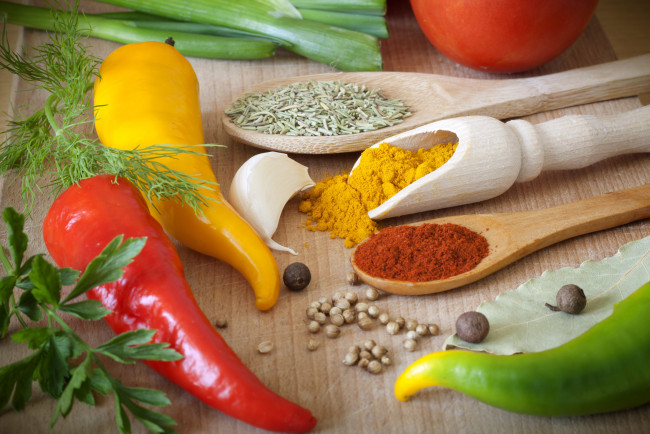 Обои картинки фото еда, крупы, зерно, специи, семечки, лук, помидор, перец, чеснок, карри, лавровый, лист