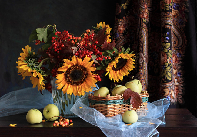 Обои картинки фото еда, натюрморт, яблоки, калина, подсолнухи