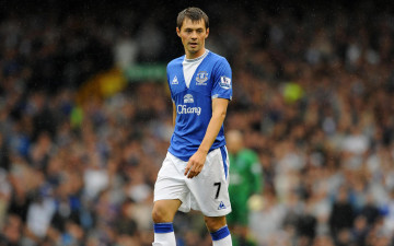 Картинка спорт футбол футболист игрок спортсмен форма дождь зрители болельщики