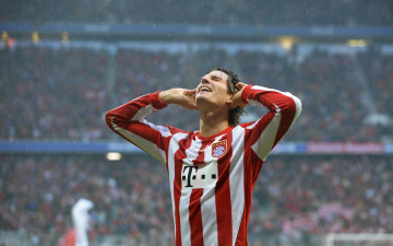 Картинка спорт футбол футболист игрок спортсмен форма дождь зрители болельщики трибуны