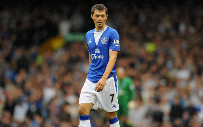 Обои картинки фото спорт, футбол, футболист, игрок, спортсмен, форма, дождь, зрители, болельщики