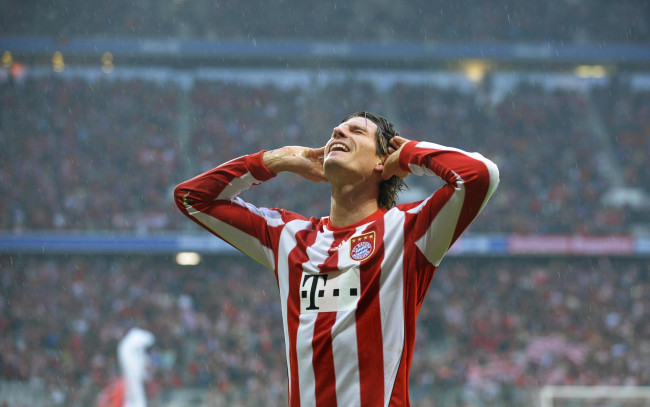 Обои картинки фото спорт, футбол, футболист, игрок, спортсмен, форма, дождь, зрители, болельщики, трибуны