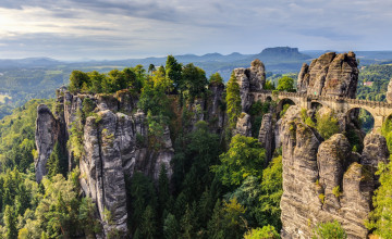 Картинка природа горы деревья мост небо скалы
