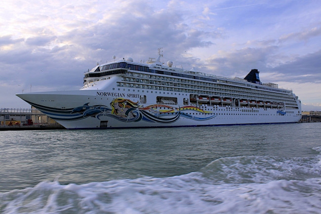 Обои картинки фото norwegian spirit, корабли, лайнеры, лайнер, круиз