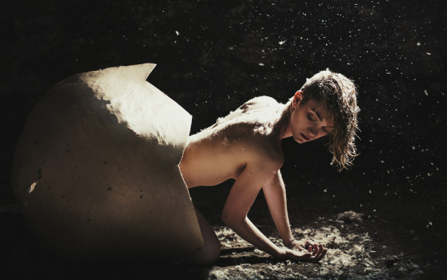 Обои картинки фото девушки, -unsort , креатив, пух, вылупилась, цыпочка, скорлупа, обнаженная, перья, яйцо, спина, темный, фон, поза, лицо, свет, девушка