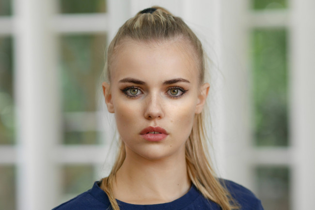 Обои картинки фото девушки, -unsort , лица,  портреты, laura, портрет, модель, взгляд, глаза