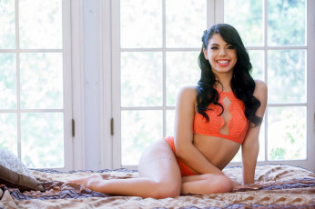 Картинка девушки gina+valentina улыбка