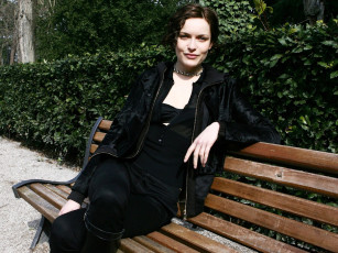 обоя девушки, rie rosmussen, шатенка, куртка, наряд, парк, скамейка