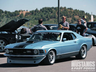 Картинка автомобили выставки уличные фото madness