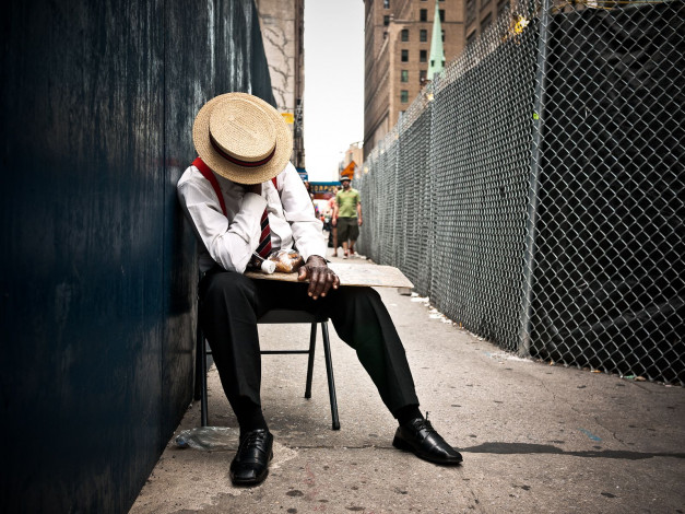 Обои картинки фото dave, beckerma, the, thinker, in, city, мужчины, unsort, шляпа, стул