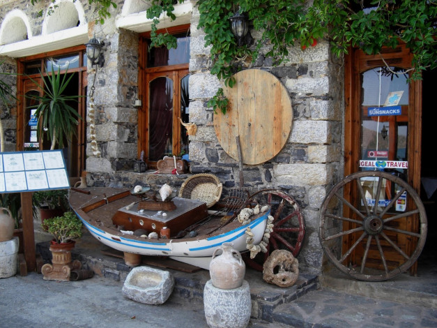 Обои картинки фото разное, рельефы, статуи, музейные, экспонаты, корзина, кувшин, колесо, весы, лодка, инсталляция