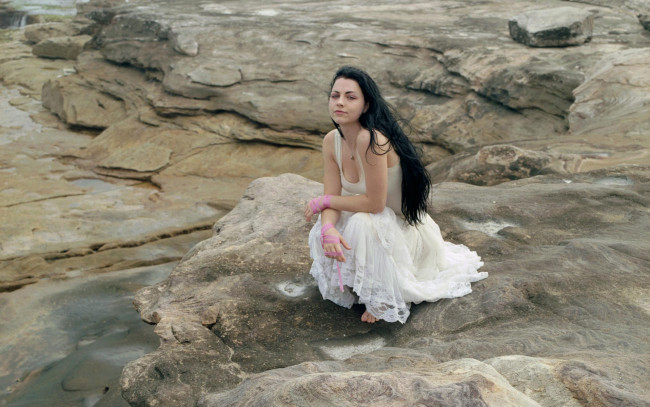 Обои картинки фото музыка, evanescence, камни, кружевное, платье, розовые, ленты, amy, lee