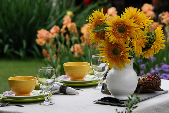 Обои картинки фото цветы, подсолнухи, ваза, сервировка, стол, букет