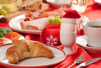 Картинка праздничные угощения яйцо колпак круассан сервировка