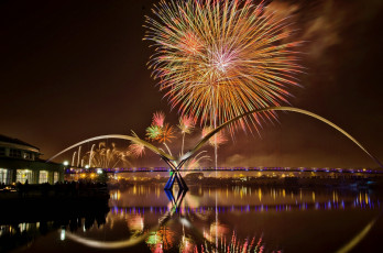 Картинка разное салюты фейерверки фейерверк река мост ночь город stockton california