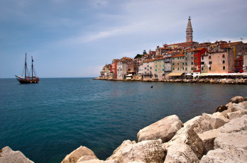 Картинка rovinj croatia города улицы площади набережные яхта адриатическое море камни набережная здания хорватия истрия istria adriatic sea ровинь