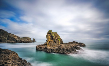 Картинка природа побережье океан скалы облака туман