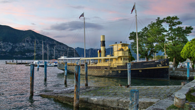 Обои картинки фото корабли, баркасы, буксиры, залив, буксир, горы, причал