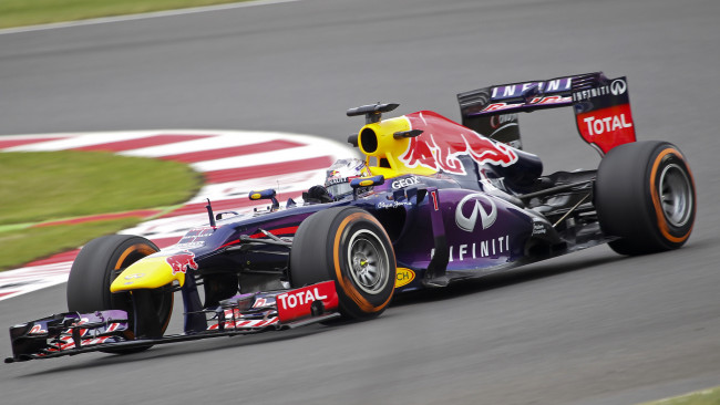 Обои картинки фото спорт, формула 1, болид, гонщик, трек