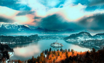 Картинка города -+пейзажи река остров здание горы лес осень небо облака бирюзовый рыжий пейзаж природа