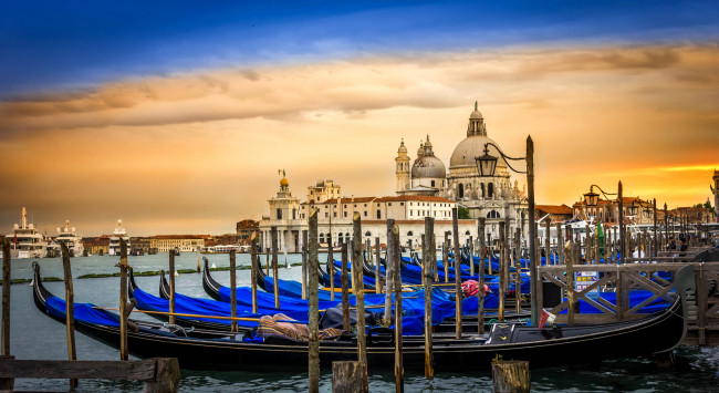 Обои картинки фото корабли, лодки,  шлюпки, канал, пристань, гондолы