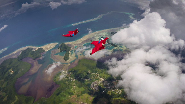 Обои картинки фото спорт, экстрим, облака, fs, камеры, шлем, контейнер, остров, море, тени, formation, экстремальный, парашют, пилоты, вингсьют