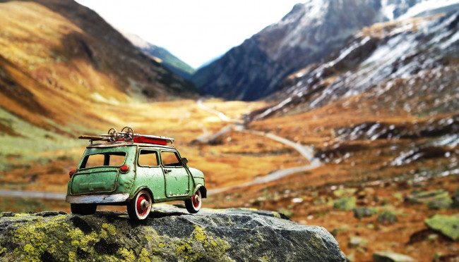 Обои картинки фото разное, игрушки, машина, камень, скалы, горы