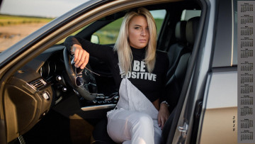 Картинка календари девушки 2018 взгляд машина