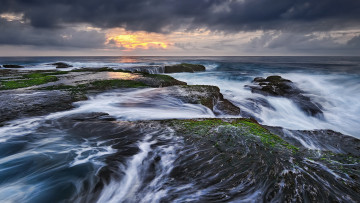 Картинка природа побережье море тучи берег камни небо