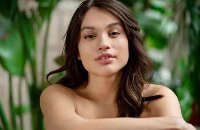 Обои картинки фото liv wild, девушки, лицо, портрет, макияж, брюнетка, модель, девушка, liv, wild, улыбка, взгляд