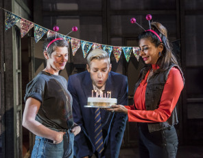 Картинка кино+фильмы everybody`s+talking+about+jamie парень женщины торт день рождения