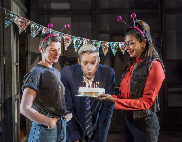 Обои картинки фото кино фильмы, everybody`s talking about jamie, парень, женщины, торт, день, рождения