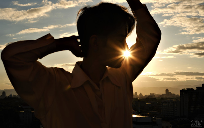 Обои картинки фото мужчины, xiao zhan, актер, рубашка, небо, облака, закат, город