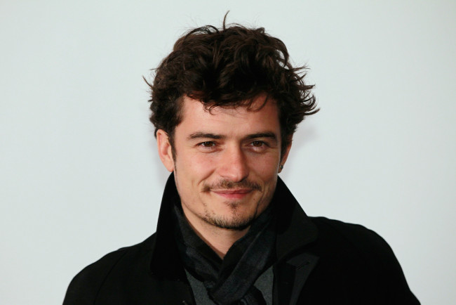 Обои картинки фото мужчины, orlando bloom, актер, лицо, улыбка, шарф, пальто